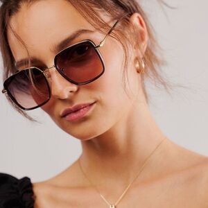 Free People Beau Square Sunglasses W/ Sunglasses Bag